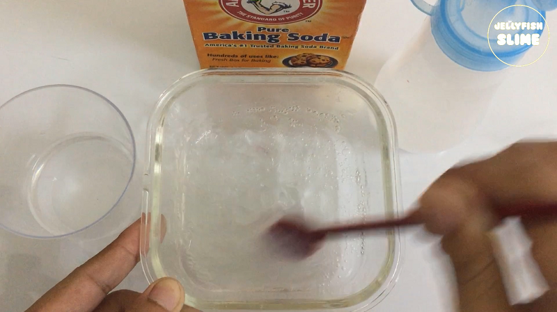 Tiến hành làm slime nước bằng baking soda thôi nào!